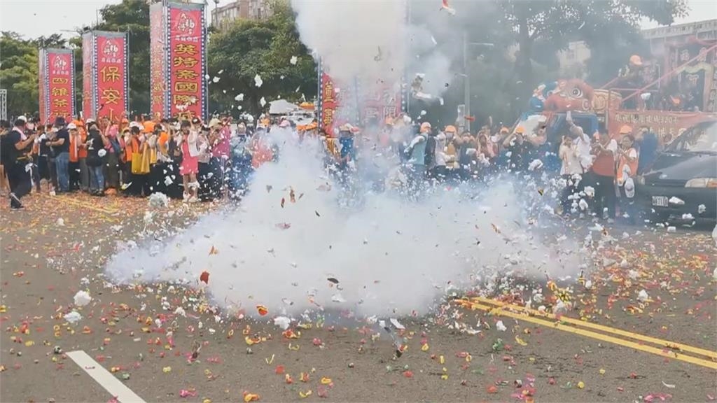 「粉紅超跑」首到嘉義贊境　鑽轎腳信眾隊伍綿延