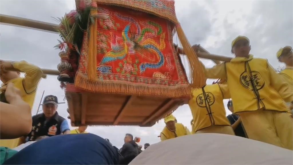 「粉紅超跑」首到嘉義贊境　鑽轎腳信眾隊伍綿延