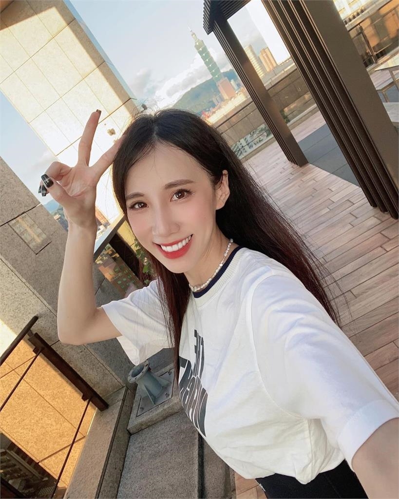 瑤瑤激短裙仰拍「全線失守」險走光！超逆天「絕頂比例」網驚喊：只有我放大？