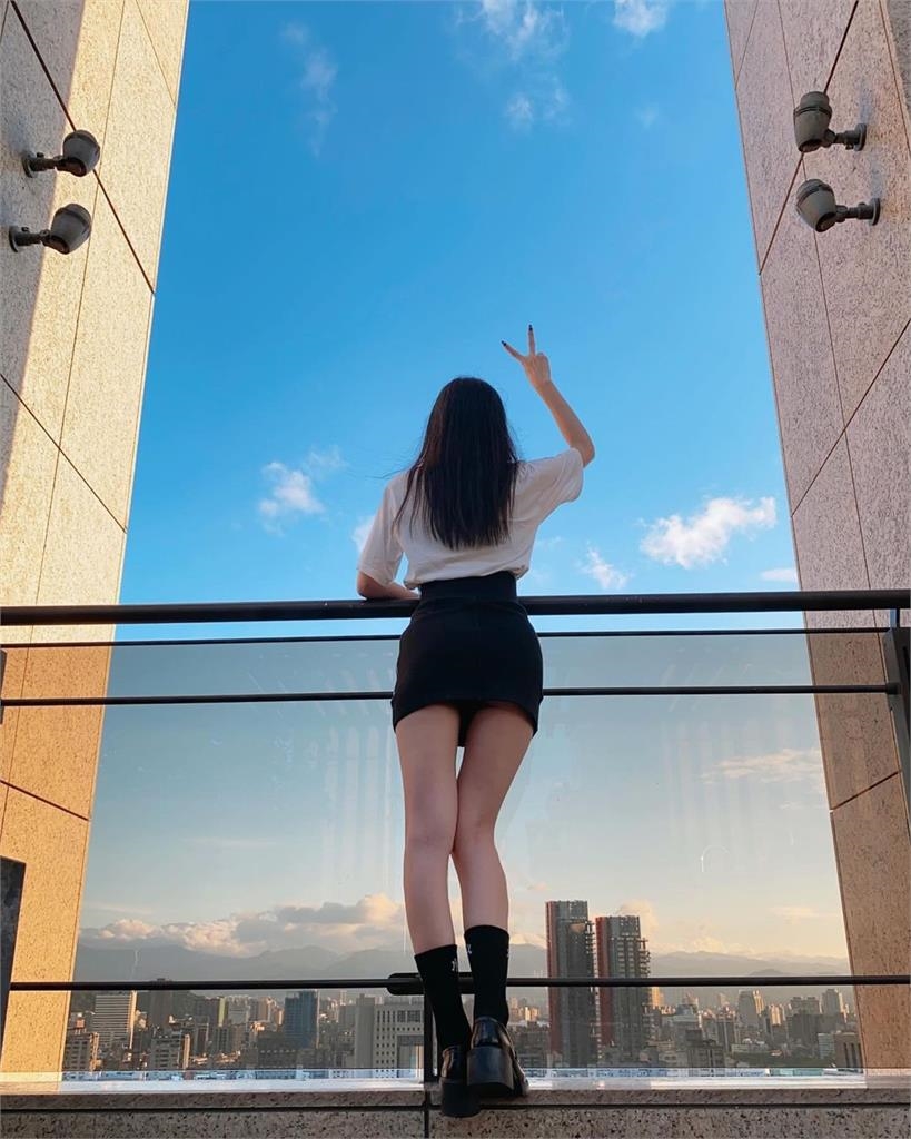 瑤瑤激短裙仰拍「全線失守」險走光！超逆天「絕頂比例」網驚喊：只有我放大？