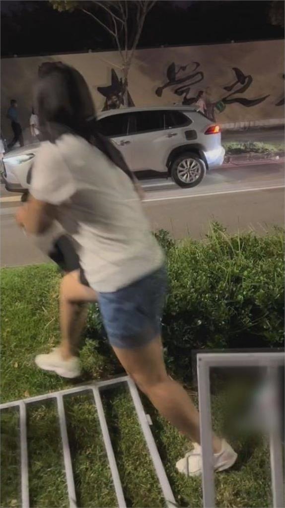 台中國慶焰火一團亂!「散場像暴動」柵欄被掀翻 駕駛塞到暴怒全被錄