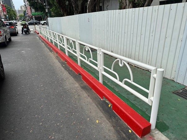 快新聞/緣石、護欄隔開人車 台北市首度試辦「實體分隔人行道」