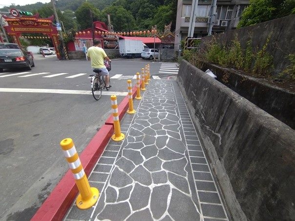 快新聞/緣石、護欄隔開人車 台北市首度試辦「實體分隔人行道」