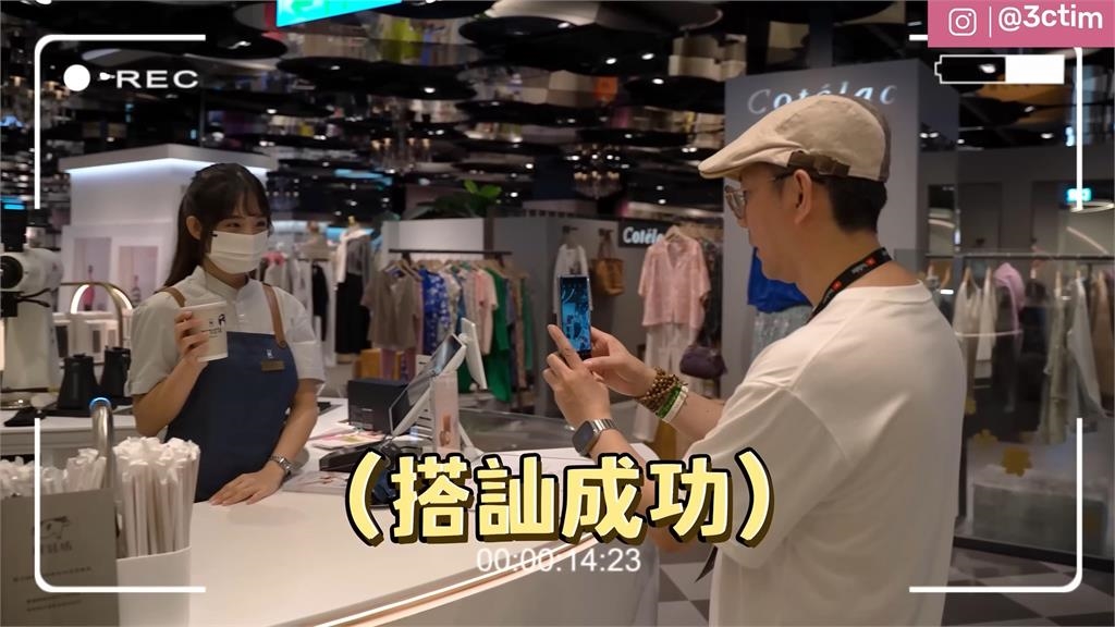 i15對上變焦之王！達人實測拍「咖啡廳甜妹」網歪樓：撞臉台師大女神