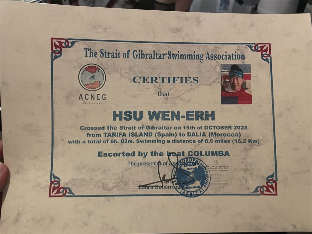 台灣女子第1人!許汶而帶「國旗」泳渡直布羅陀海峽 2年後挑戰英吉利海峽