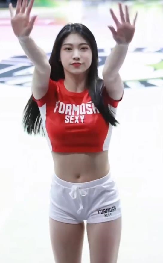 啦啦隊女神「6秒連扭12下」!甜邀「夢想聯動」讓球迷全沒了