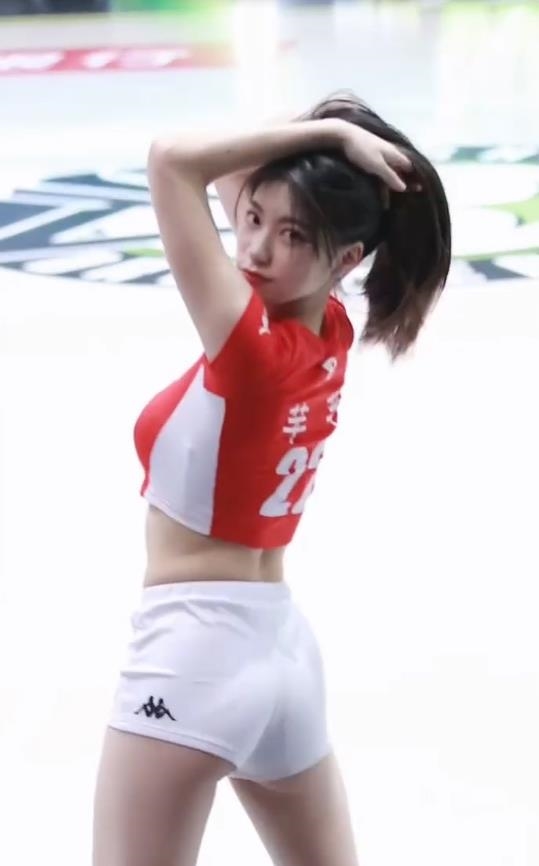 啦啦隊女神「6秒連扭12下」!甜邀「夢想聯動」讓球迷全沒了