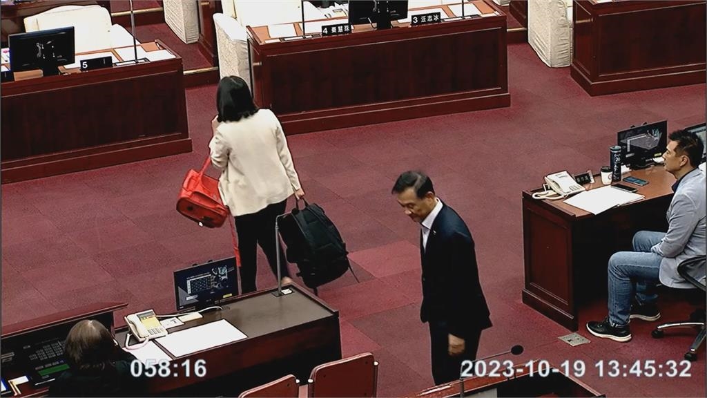 上學像在重訓！小學生書包達14公斤重爆　連教育局長都揹不動