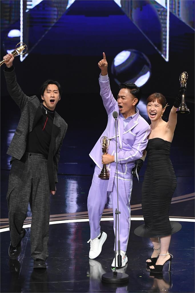 熬了18年!陳漢典奪金鐘淚謝《康熙》 小S、蔡康永「齊發1圖」網笑翻