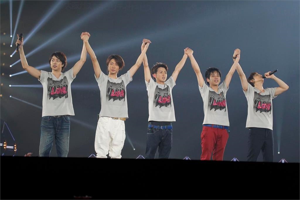 日本天團「嵐」大野智消失近3年被捕獲!42歲真面目「暴風巨變」粉淚:認不出了