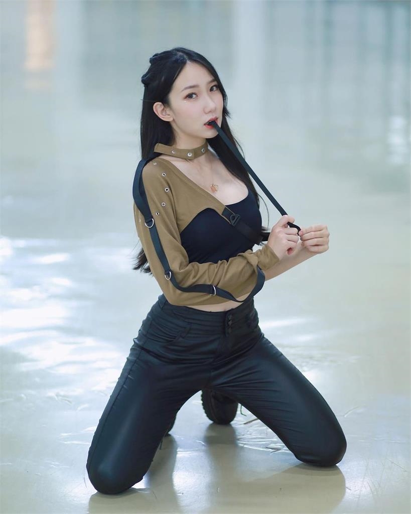 啦啦隊女神主場「貓女跪」超級辣!「激緊黑褲」喊1句掀暴動