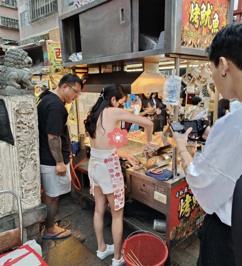 挨轟「賣肉」不忍了！士林魷魚妹曬「上空擦反光鏡照」開嗆：愛看還愛酸