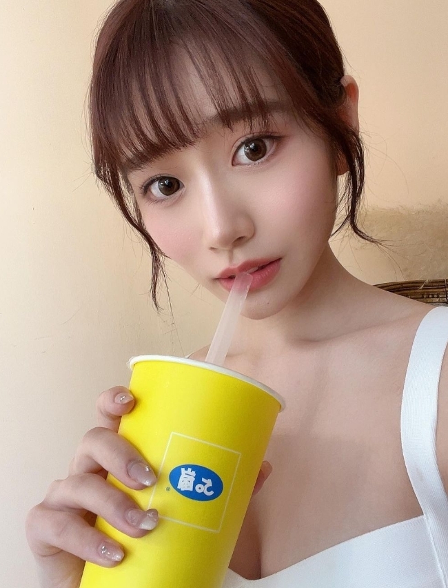 河北彩花「薄紗小褲」迷濛趴床照流出！犯規姿勢「領口大破防」萬粉暈爛