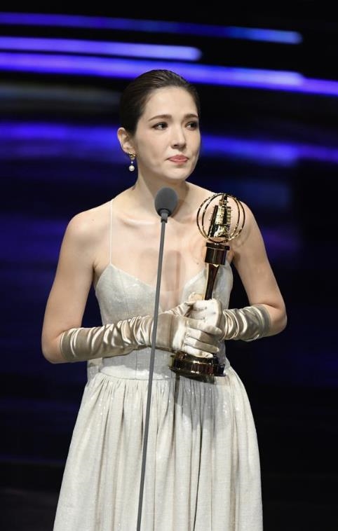 許瑋甯等8年再奪金鐘「合體已故外公」圓夢!祖孫捧獎盃照逼哭眾人