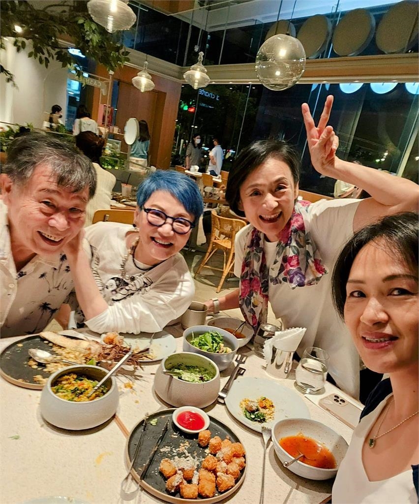 綜藝教母退休3年！75歲張小燕同框2國寶演員「驚人近況」曝光