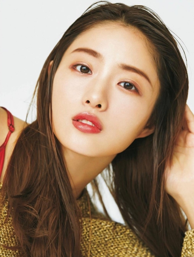 「港版石原聰美」自拍玩太嗨!領口下滑驚見「神秘黑影」疑走光畫面流出