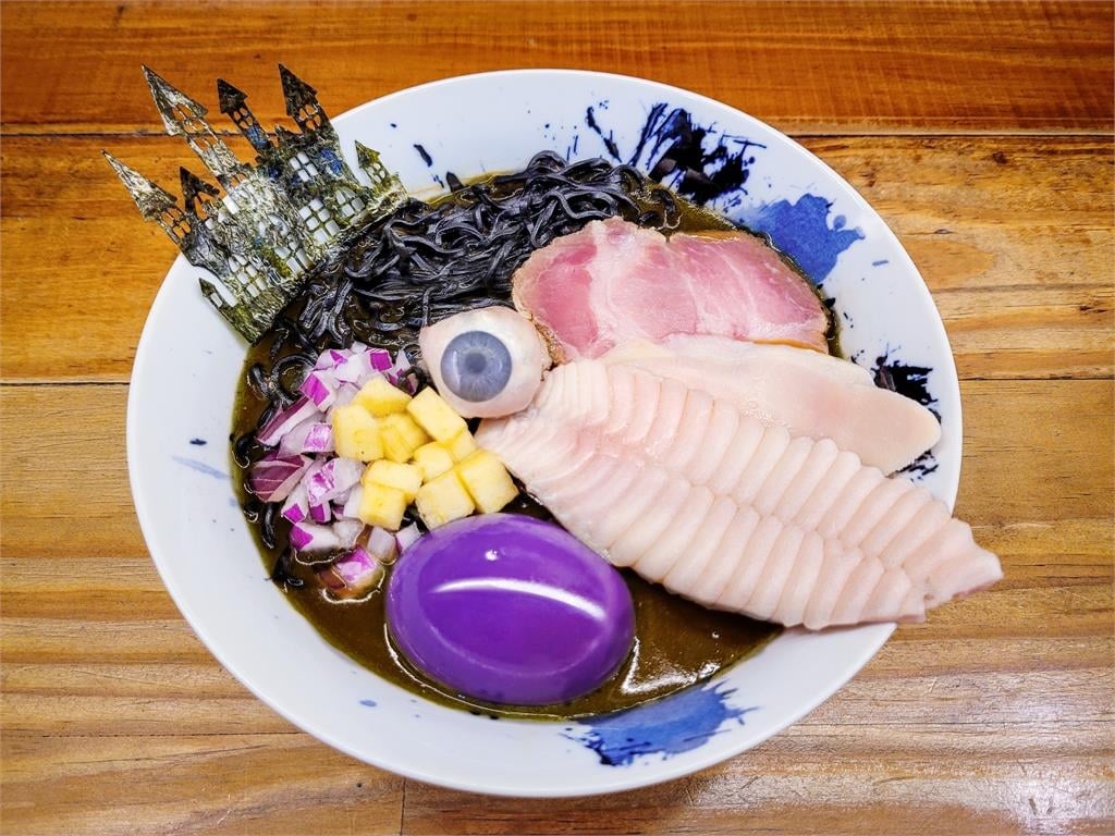 超越大王具足蟲!拉麵店推新品「驚見Q彈爆漿眼珠」:口腔充滿眼淚味道