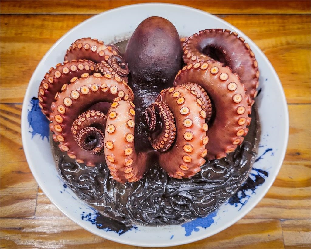 超越大王具足蟲!拉麵店推新品「驚見Q彈爆漿眼珠」:口腔充滿眼淚味道