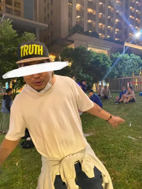 妹子扮兔女郎慘被「羅姓藝人」騷擾!搭訕不成竟硬拍怒嗆:這是公共場合