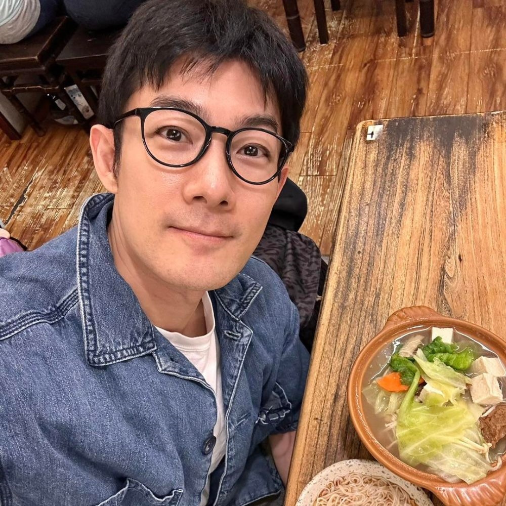 凍齡男神施易男不戀棧演藝圈! 不留後路全心投入烘焙