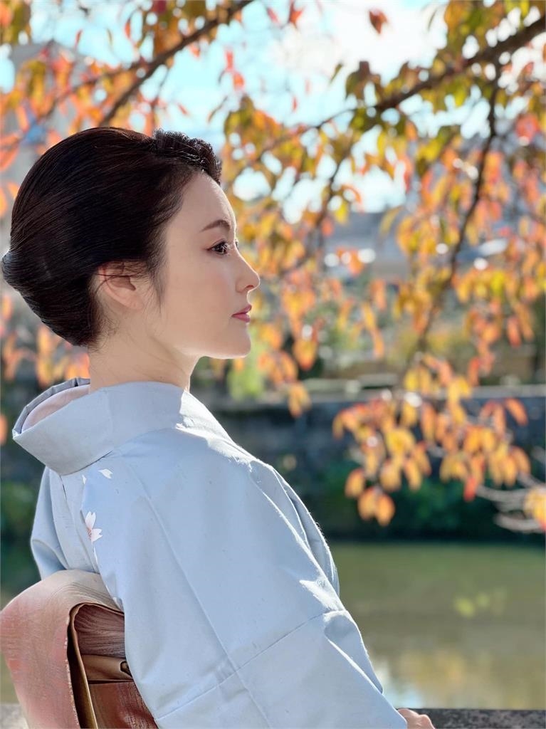 根本沒變！43歲麻衣曬絕美和服「側顏殺」　揭數百年傳承「武家文化」教育