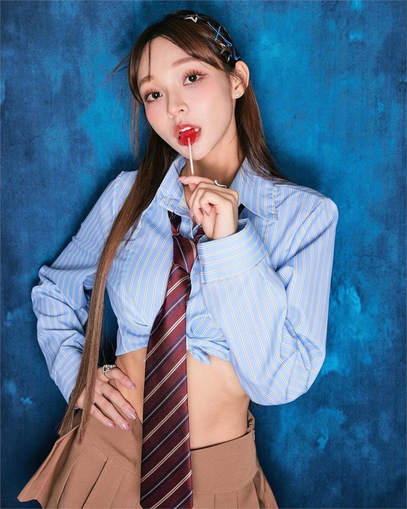 林襄拍證件照竟把「襯衫捲起」！中空制服風「Bra露餡」讓網嗨翻