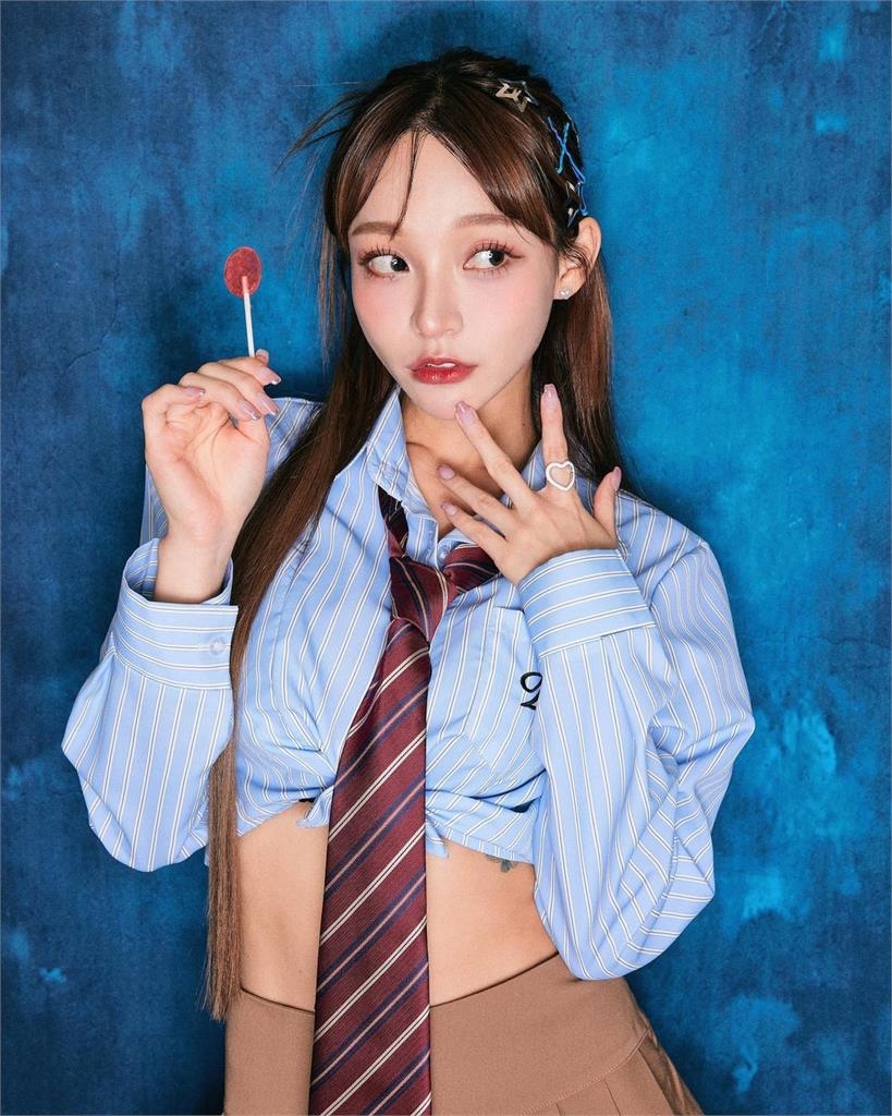 林襄拍證件照竟把「襯衫捲起」！中空制服風「Bra露餡」讓網嗨翻