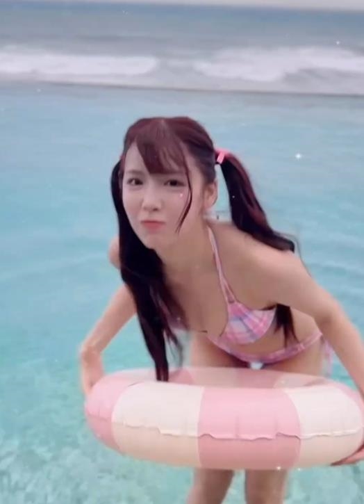 菲菲「全身快淨空」泳池嗨搖擺！「雙馬尾+比基尼」造型網喊：太犯規