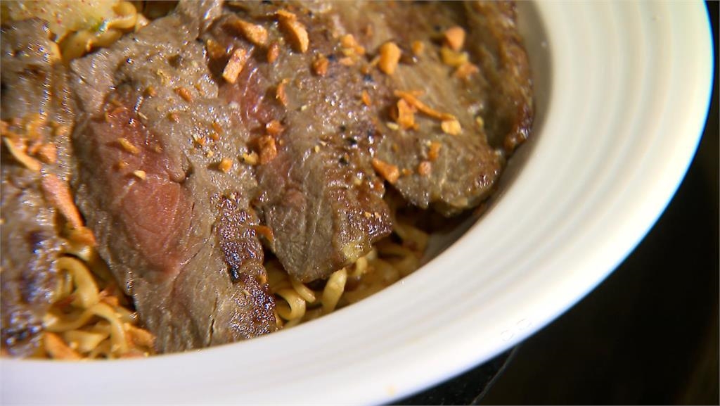 牛腩變串燒！椒香牛拌麵玩創意　國民美食風味顛覆大眾想像