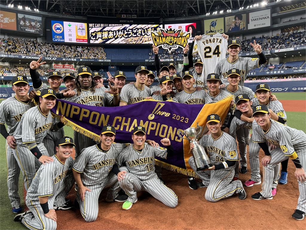 阪神虎睽違38年奪「日本一」嗨炸!正妹辣著「貼身死庫水」跳道頓堀川