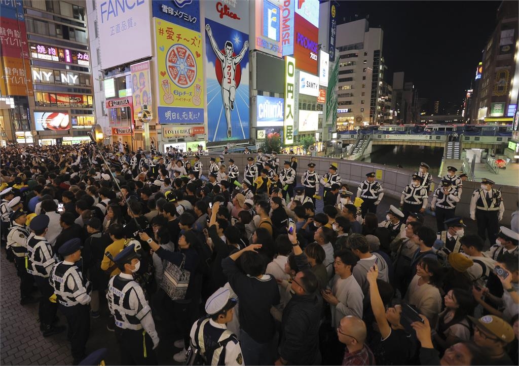 阪神虎睽違38年奪「日本一」嗨炸!正妹辣著「貼身死庫水」跳道頓堀川