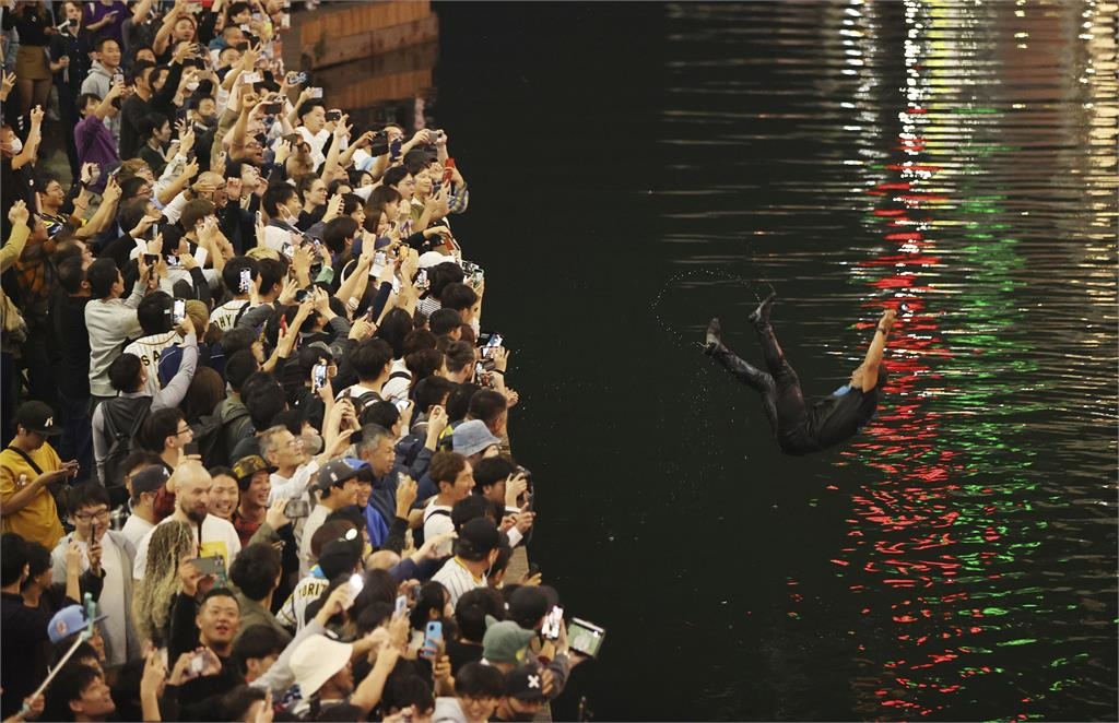 阪神虎睽違38年奪「日本一」嗨炸!正妹辣著「貼身死庫水」跳道頓堀川