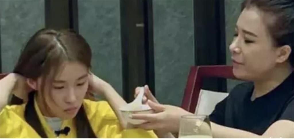 16歲巨嬰「吃飯靠人餵」1天花48萬　暴紅6年後現況曝網歪樓：超美