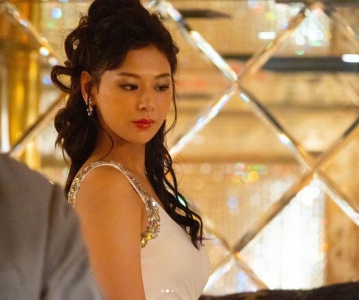 《全裸監督》酒店女沙也加「最頂私著」太轟炸!棉線綁不住「整片雪白大景」
