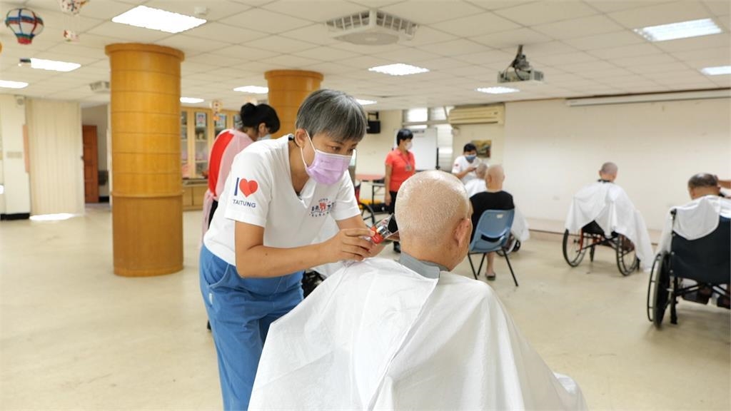 臺東新住民義剪志工隊 走進社區服務長者