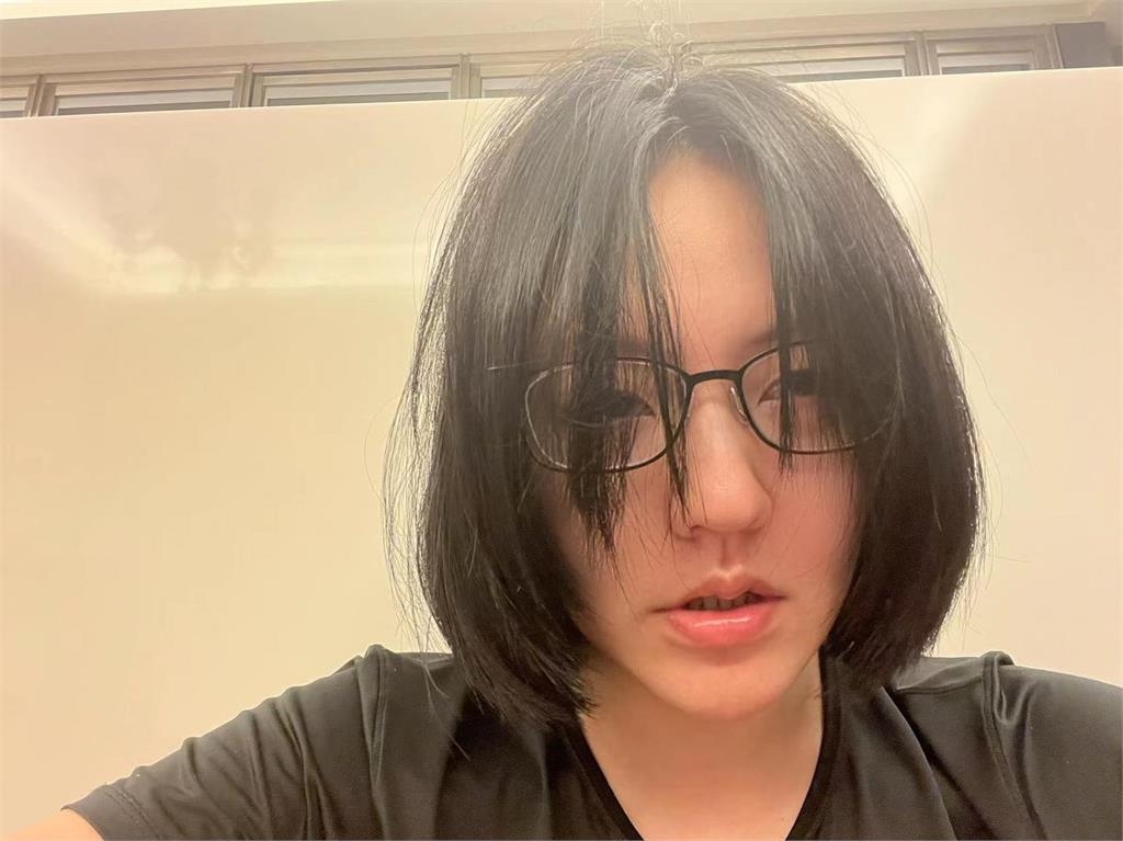 小S半夜睡不著「直接床上自拍素顏」!認1件事:被「它」逼的