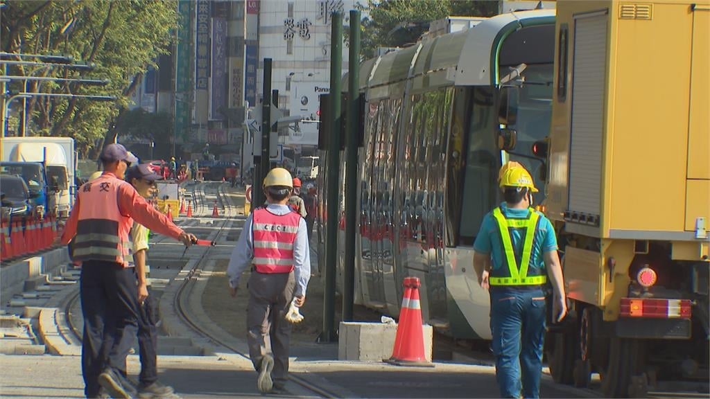 高雄輕軌進行第二階段列車測試　正式駛入市民生活領域