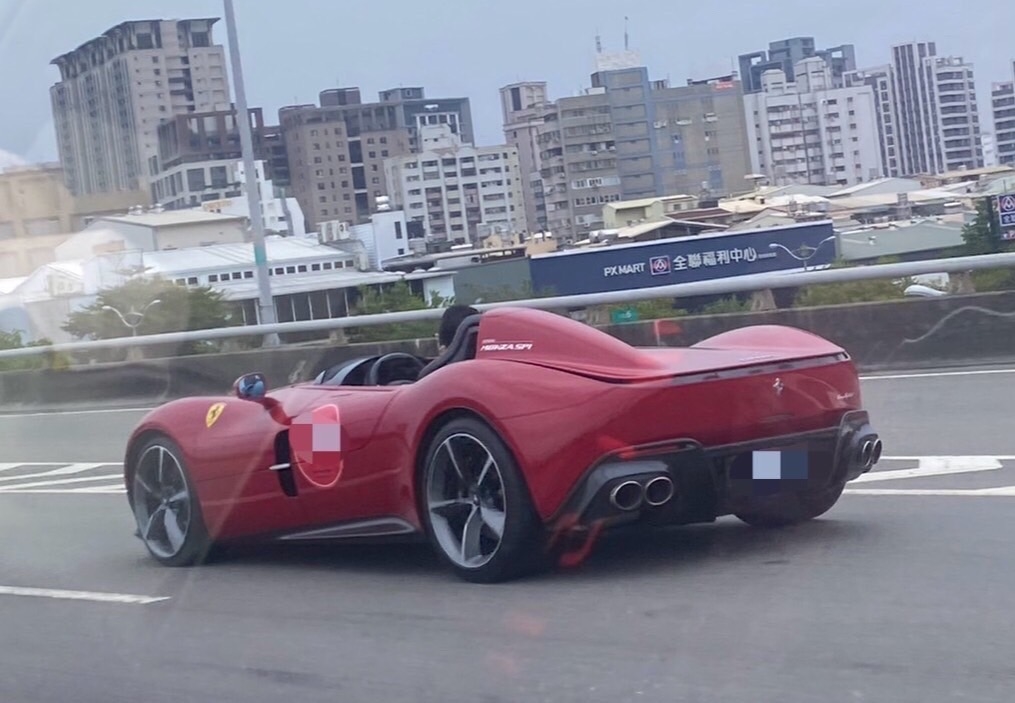 熟悉的最對味?同款「雨中撐傘」8500萬法拉利現蹤台中掀熱議