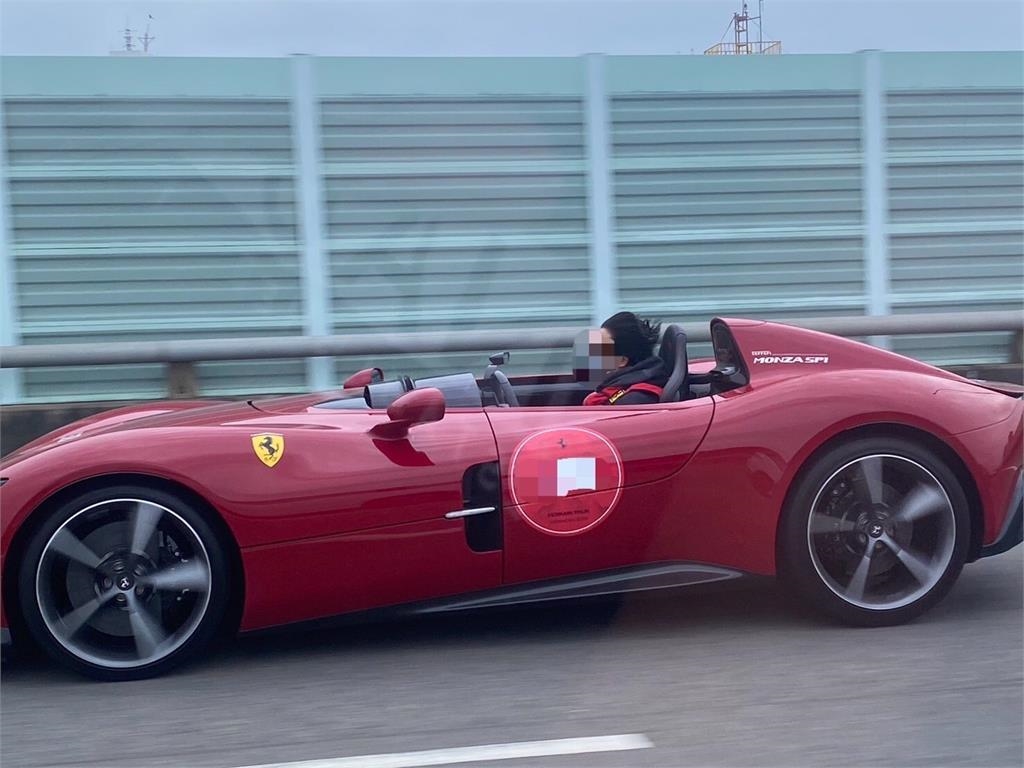 熟悉的最對味?同款「雨中撐傘」8500萬法拉利現蹤台中掀熱議