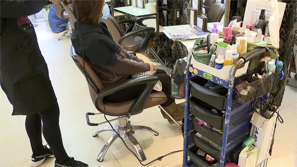 百元理髮剪完「被收200元」！他氣喊「是我中文不好」網猛虧：沒毛病