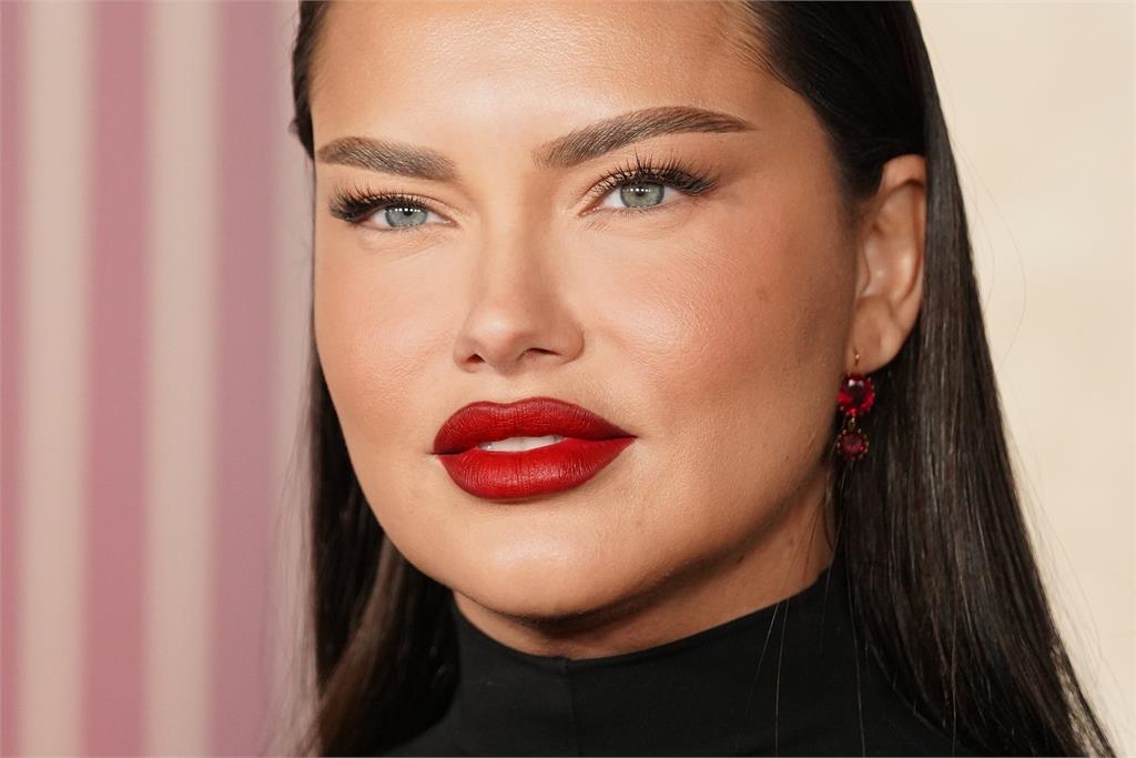 維密天使「腫成米龜」遭疑進廠維修！霸氣曬「無修素顏」反擊：疲憊媽媽臉