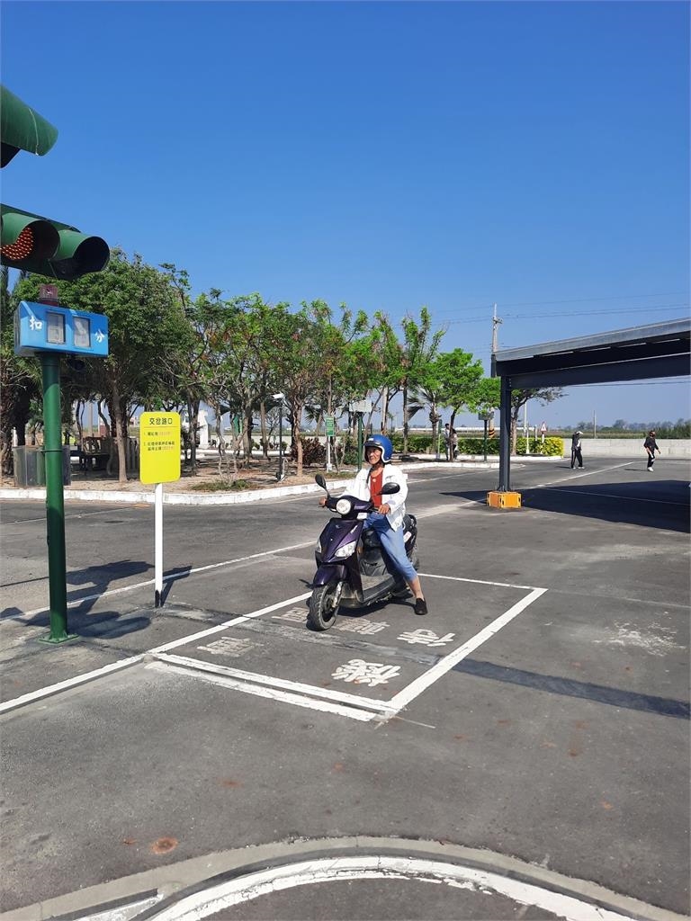 71歲不識字阿嬤永不放棄!拚機車駕照「半年考7次筆試」終於過關