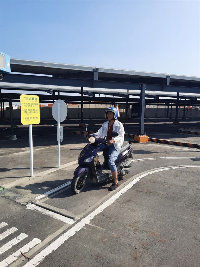 71歲不識字阿嬤永不放棄!拚機車駕照「半年考7次筆試」終於過關