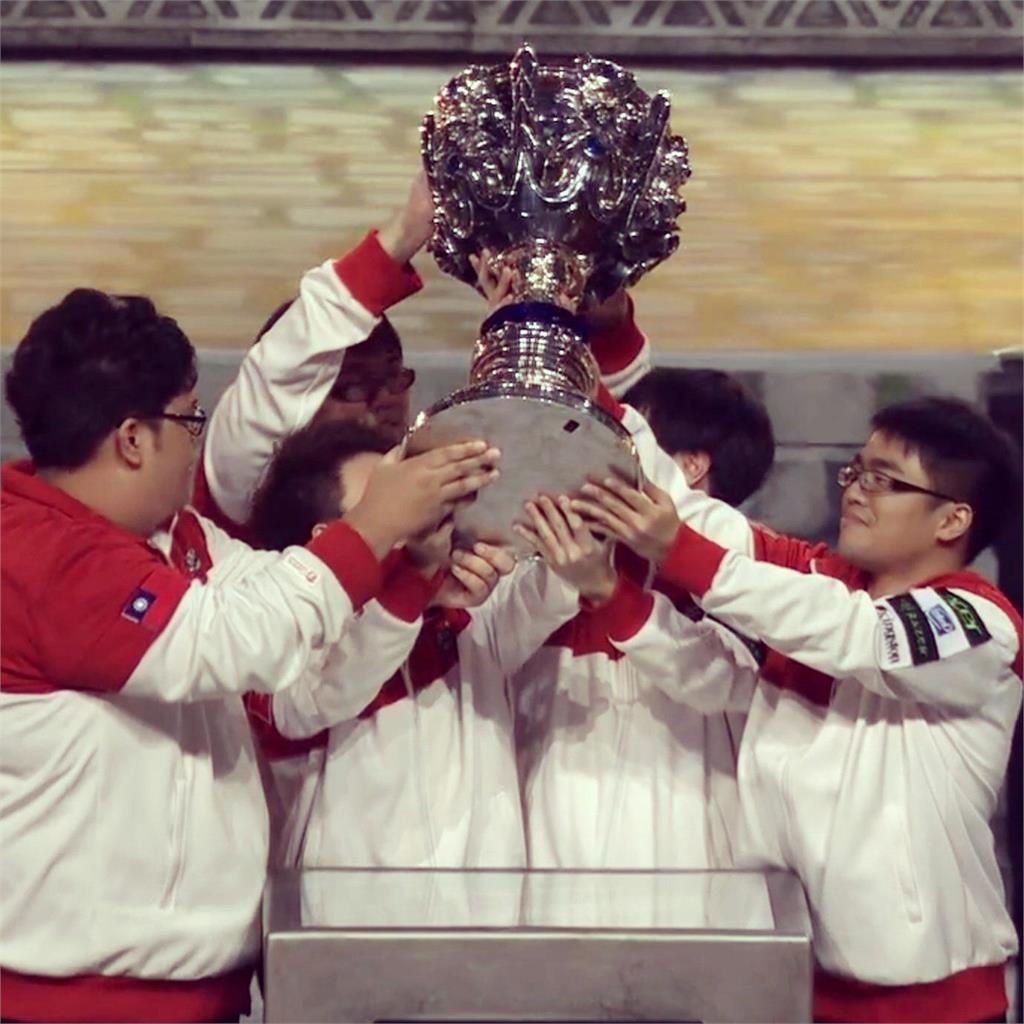 史丹利「閃現」登LOL世界大賽!披TPA外套揭11年「無情對比」