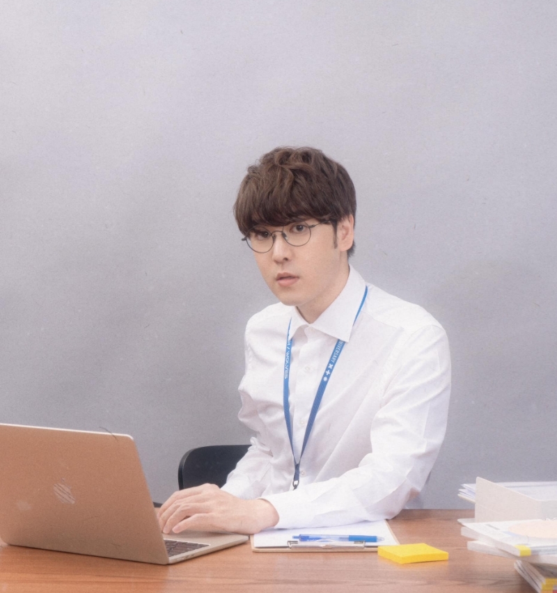 志祺七七「帥度再升級」差很大!秒變白領天菜「禁欲氣場噴發」網嚇爛:這又誰…