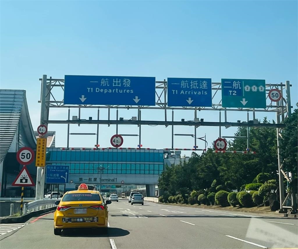 「出境、入境」都消失！桃園機場告示牌「貼心改動」網全讚：一看就懂