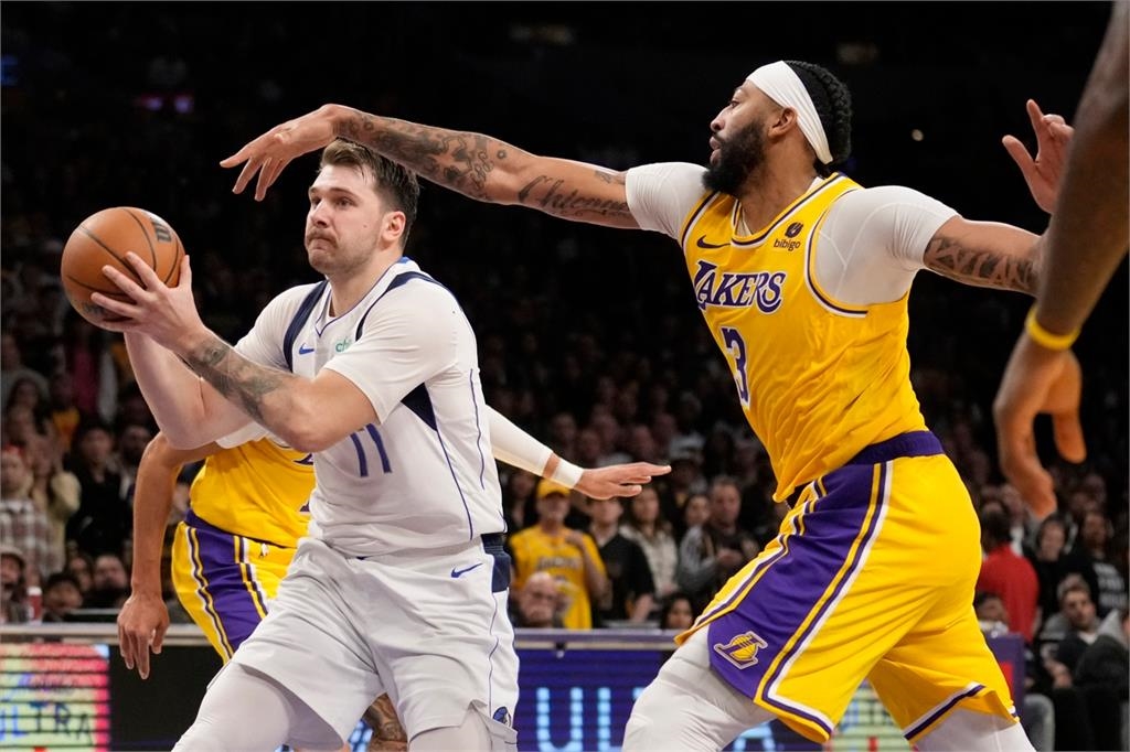 NBA/唐西奇妙傳穿過「皇上胯下」!詹姆斯受辱冷看對手投進三分