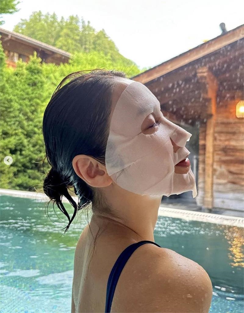 52歲黎姿曬「開大洞」貼身泳裝　「0贅肉曲線全見客」網驚：超凍齡