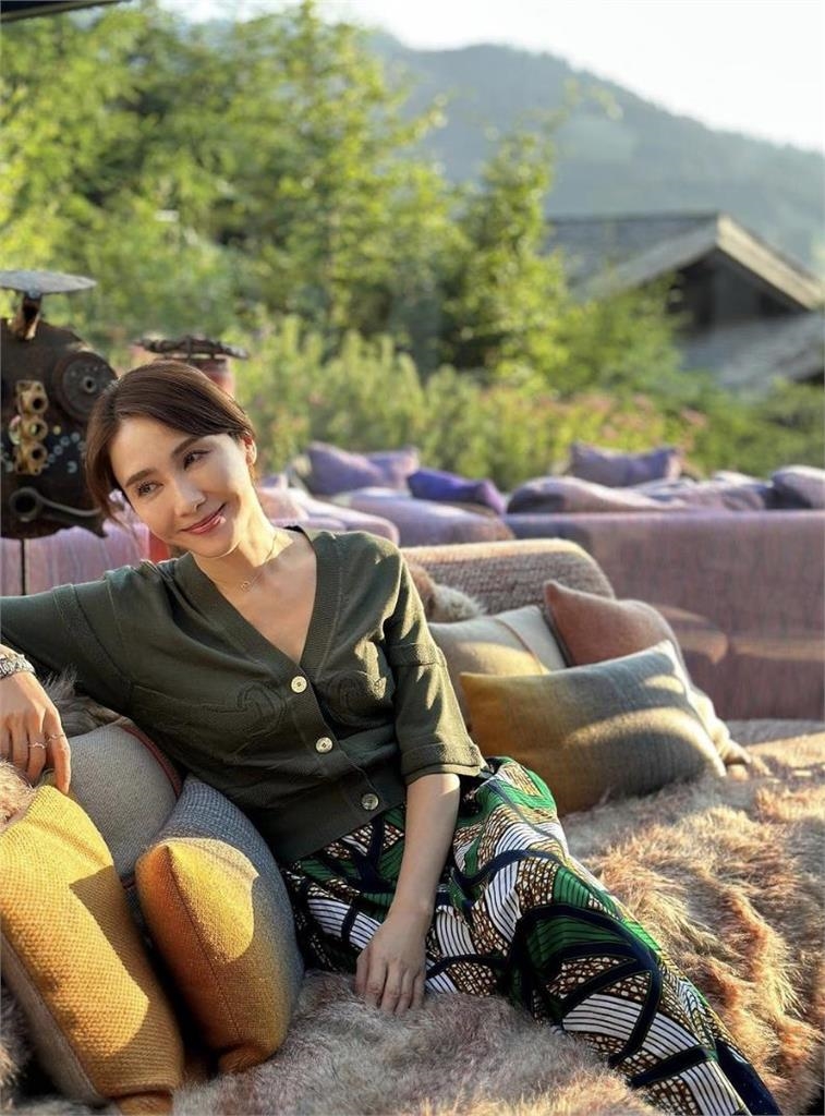 52歲黎姿曬「開大洞」貼身泳裝　「0贅肉曲線全見客」網驚：超凍齡