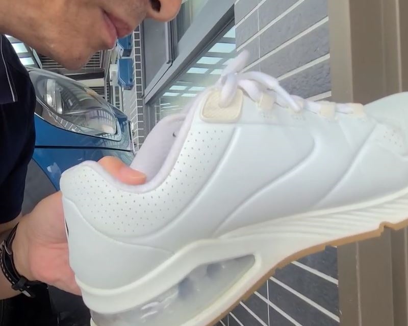 「不舒服片」太累要提神一下? 這位外送員送餐到府「偷聞女鞋」